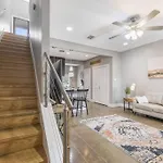 Cozy 2 Bed Townhome Near The Hospital