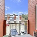 Cozy 2 Bed Townhome Near The Hospital