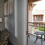 Carriage House Hotel