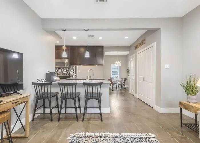 Cozy 2 Bed Townhome Near The Hospital
