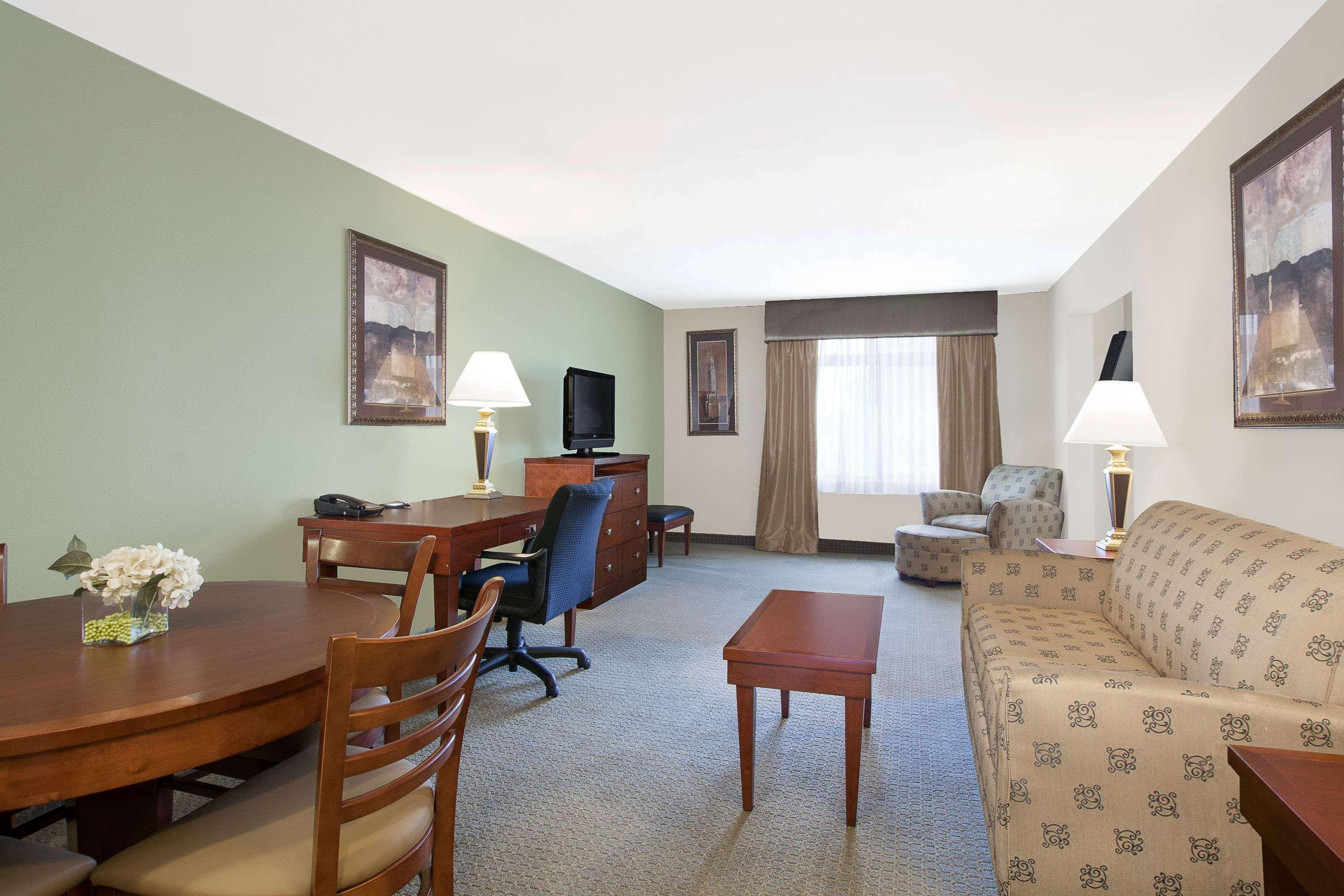 Wingate By Wyndham Airport 3*