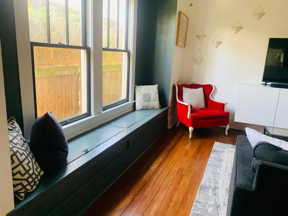 Entire Downtown - 2 Bedroom 2 Bath Holiday home *