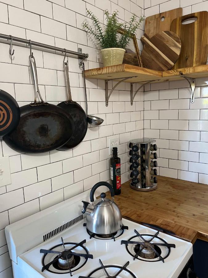 Private Townhouse Downtown 1bed 1bath Apartment *