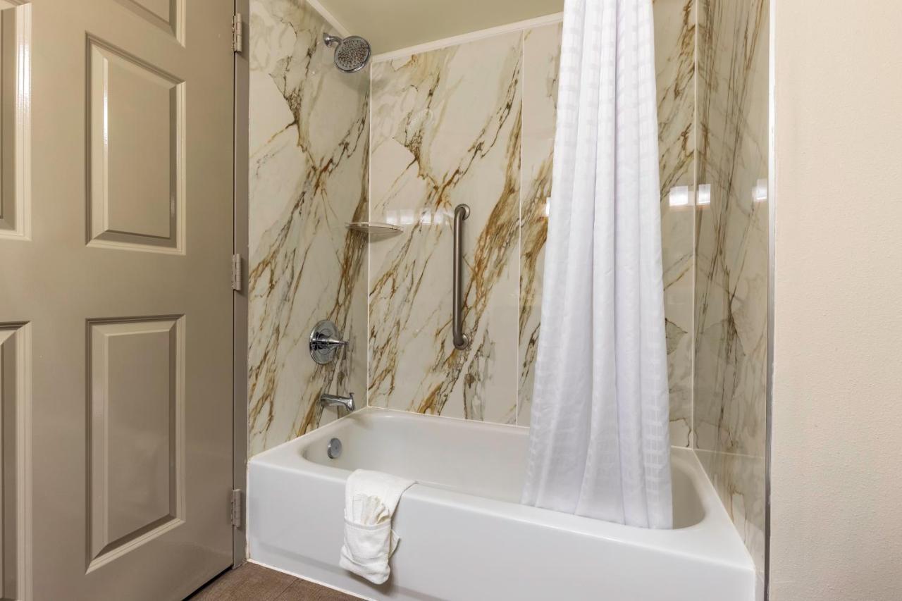 Wingate By Wyndham Airport 3*