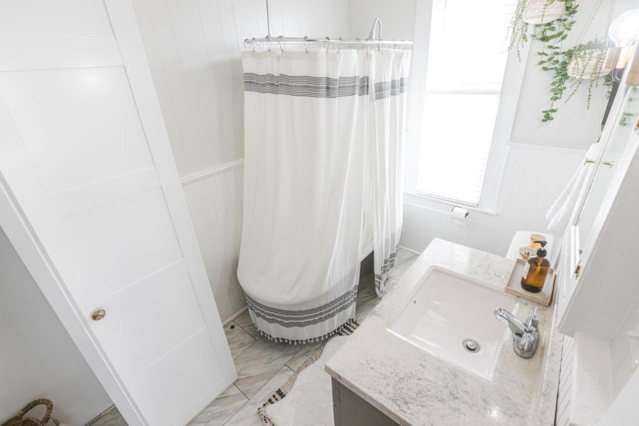 Beautiful Private Downtown House Apartment *