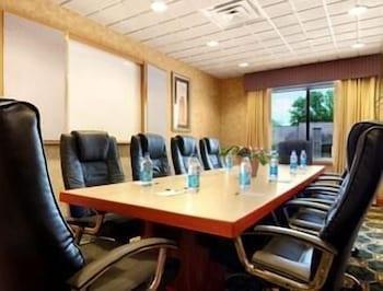 Wingate By Wyndham Airport Hotel Lafayette