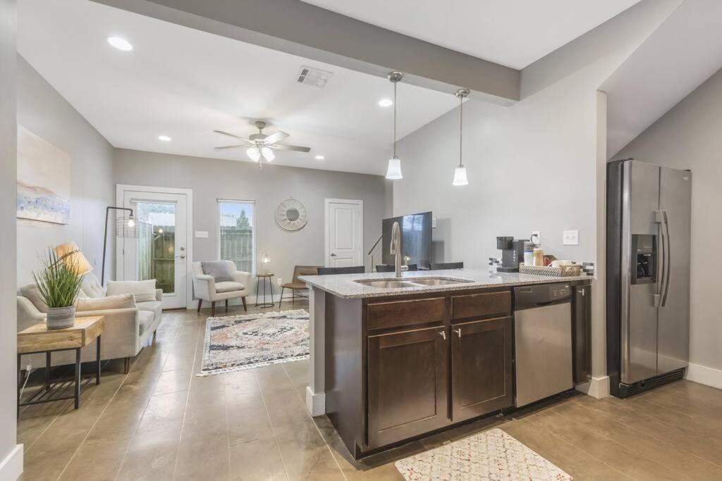 Cozy 2 Bed Townhome Near The Hospital *