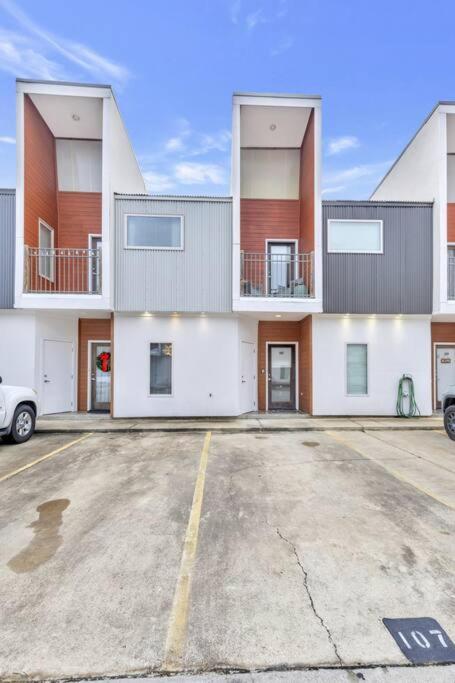 Cozy 2 Bed Townhome Near The Hospital Holiday home Lafayette