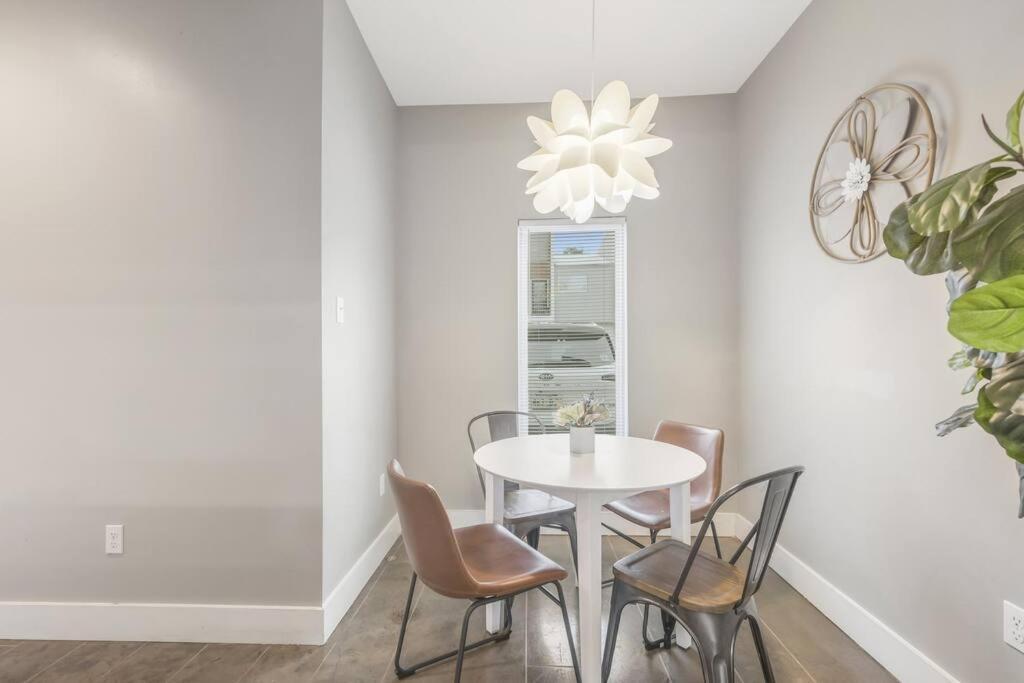 Cozy 2 Bed Townhome Near The Hospital *