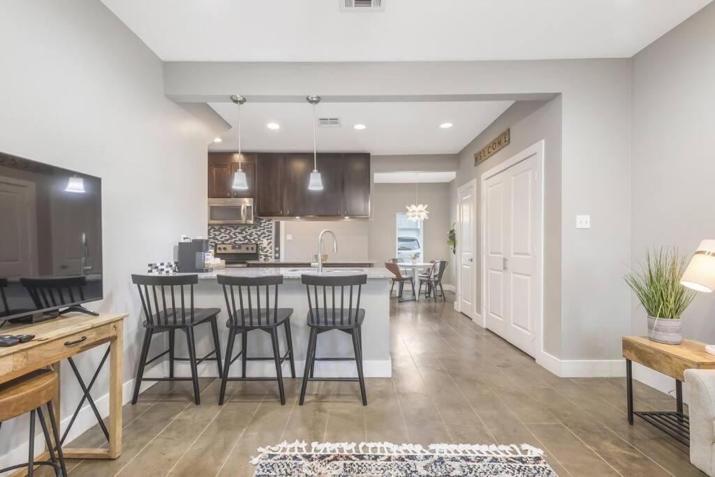 Cozy 2 Bed Townhome Near The Hospital