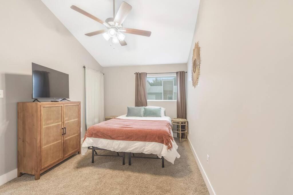 Cozy 2 Bed Townhome Near The Hospital Holiday home *