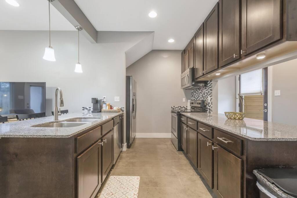 Cozy 2 Bed Townhome Near The Hospital Holiday home Lafayette