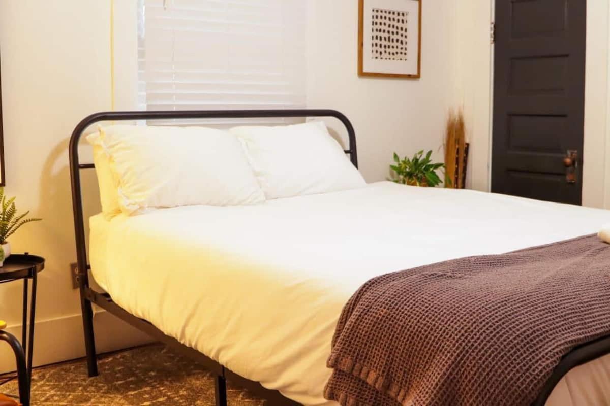 Hostel Spacious Private & Shared Comfort *