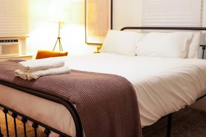 Hostel Spacious Private & Shared Comfort Lafayette