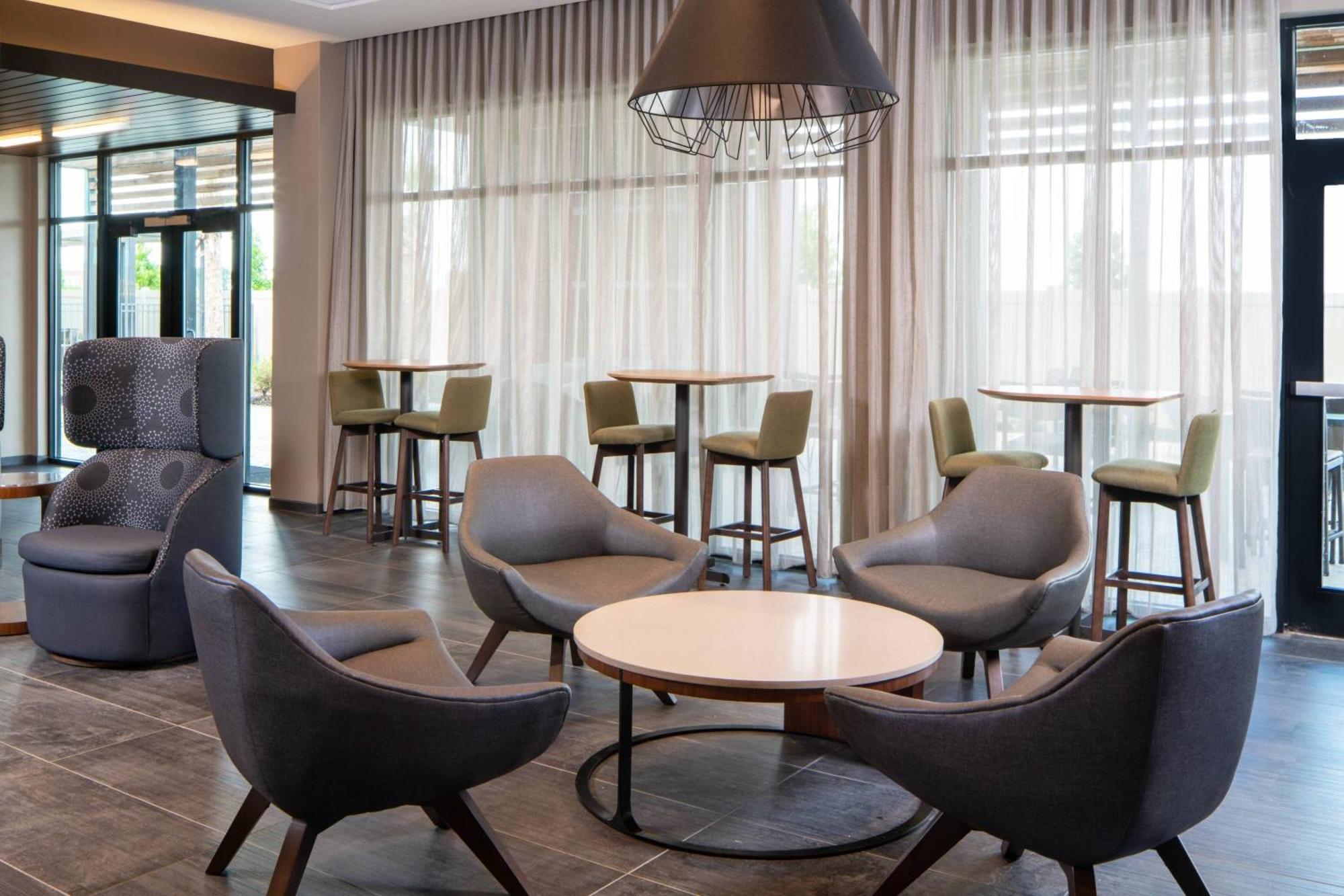 Courtyard By Marriott South Hotel Lafayette