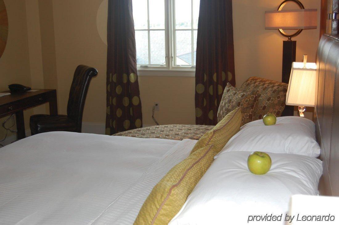 Carriage House Hotel 3*