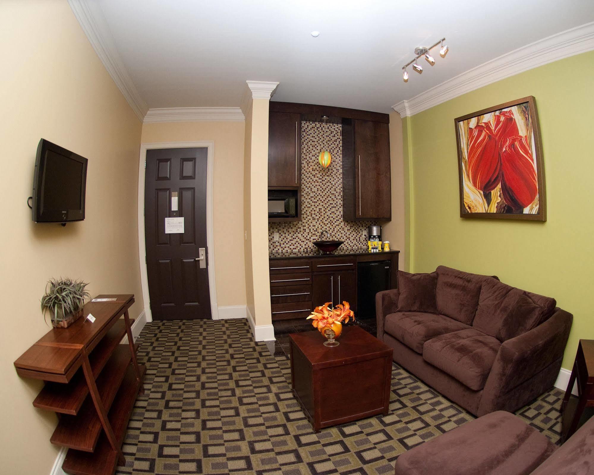 Carriage House 3*