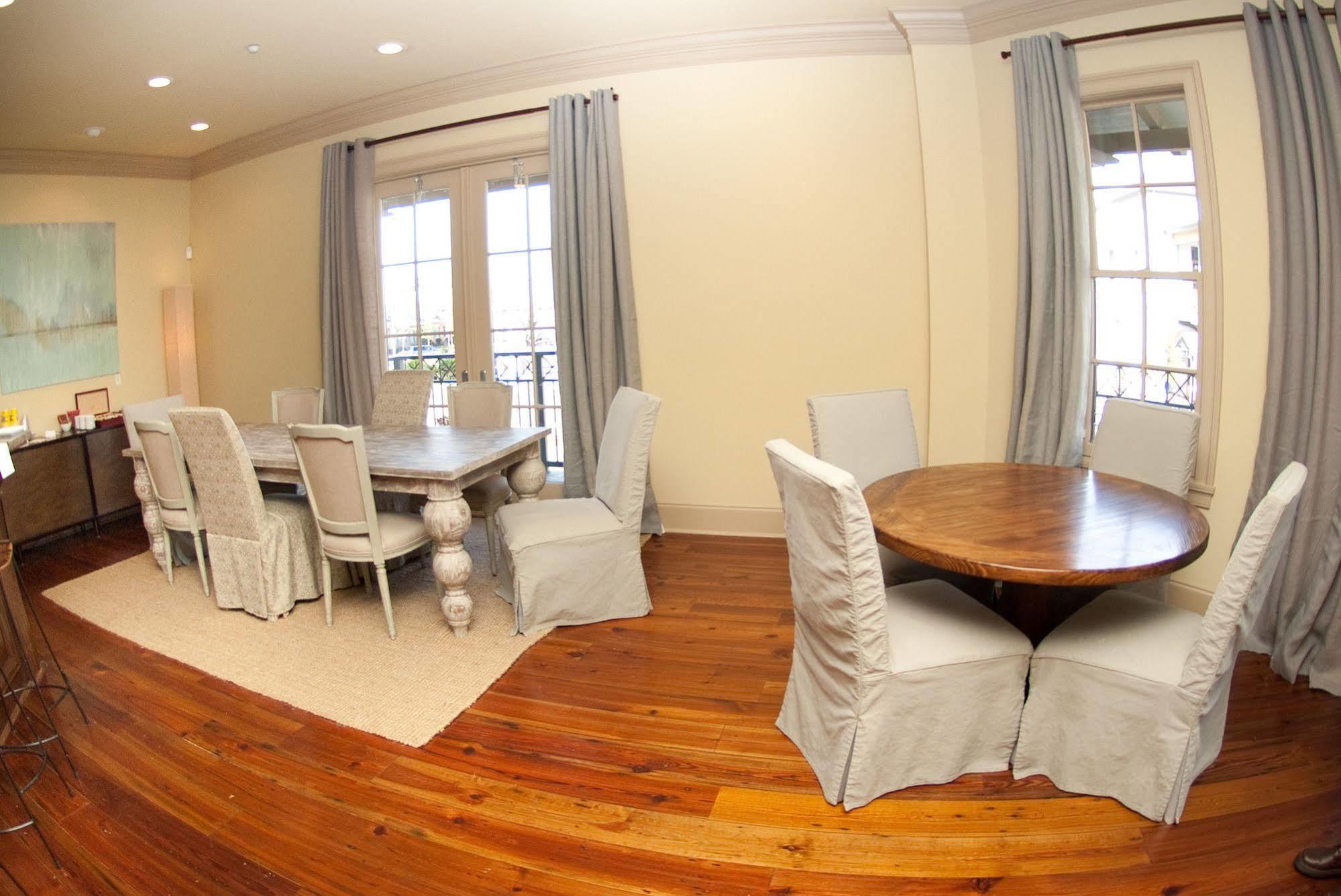 Carriage House Hotel 3*