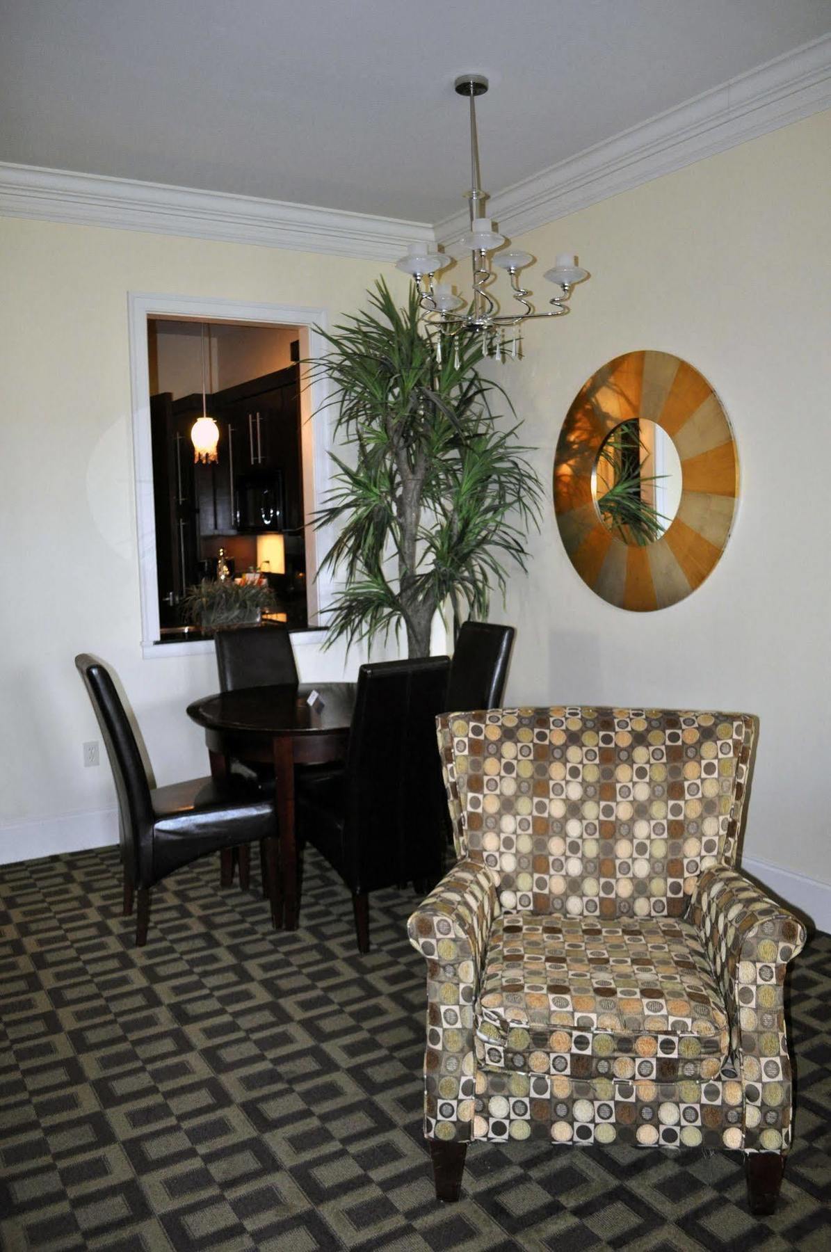 Carriage House Hotel 3*