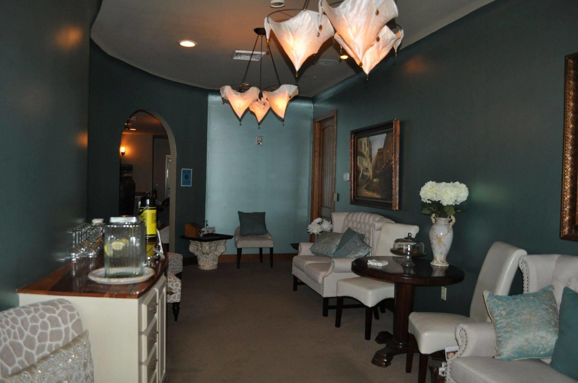 Carriage House Hotel 3*