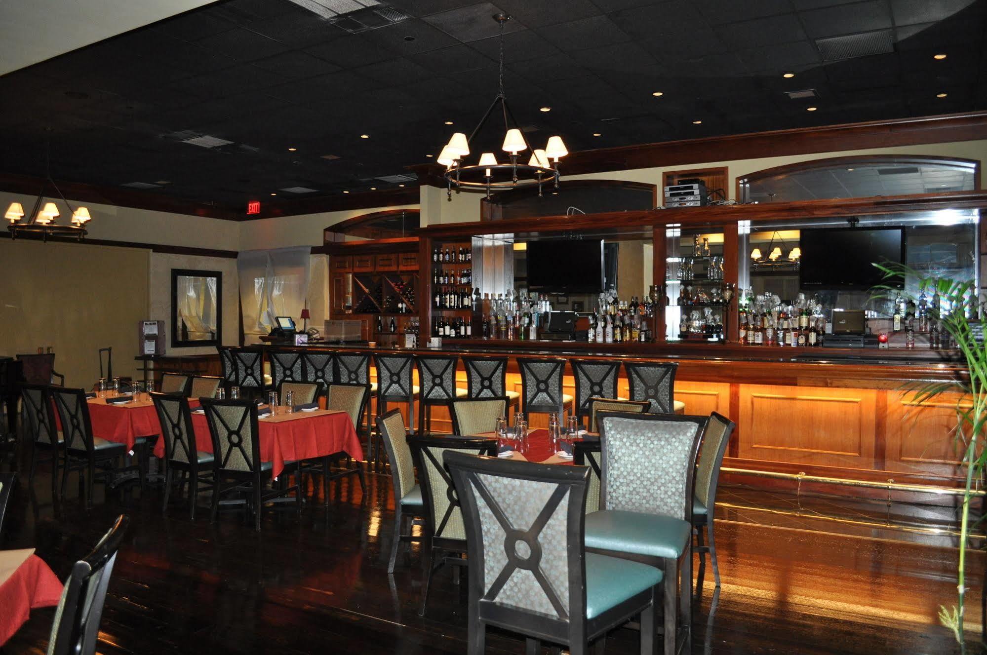 Carriage House Hotel 3*