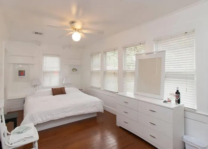 Cajun Stays - Cajun Hostel II - The White Room
