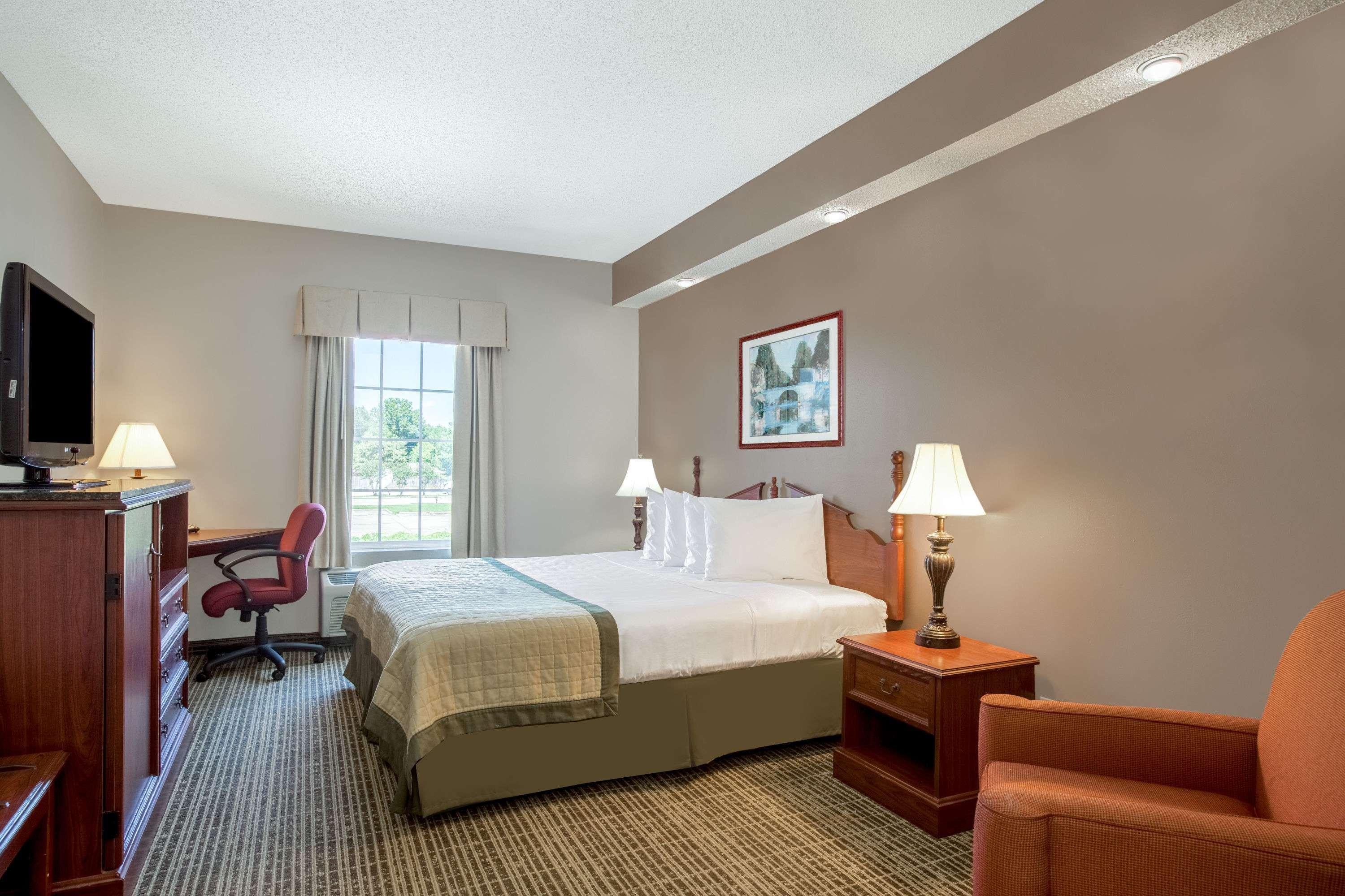 Baymont By Wyndham Airport Hotel 3*