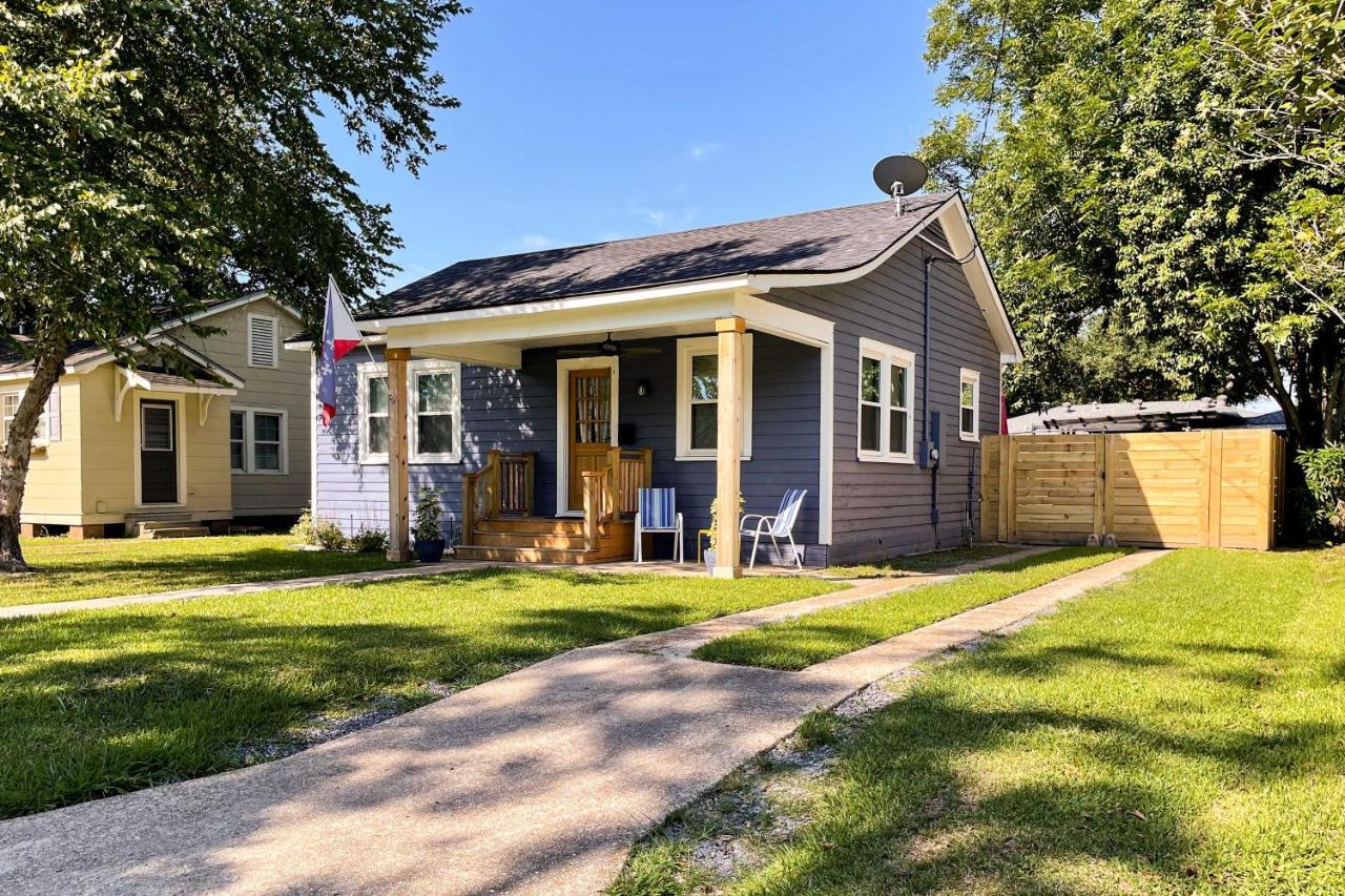 With Grill, 1 Mi To Cajun Field Holiday home