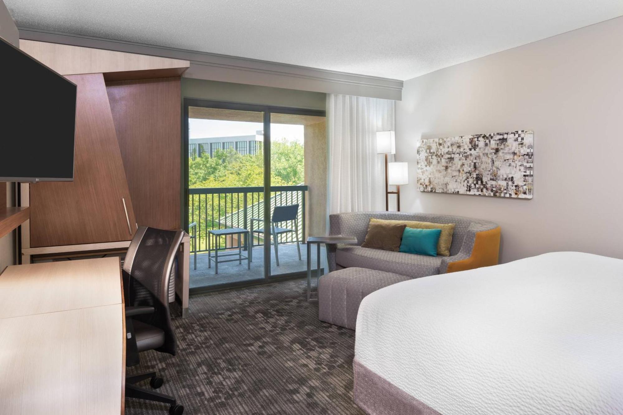 Courtyard Airport Hotel 3*