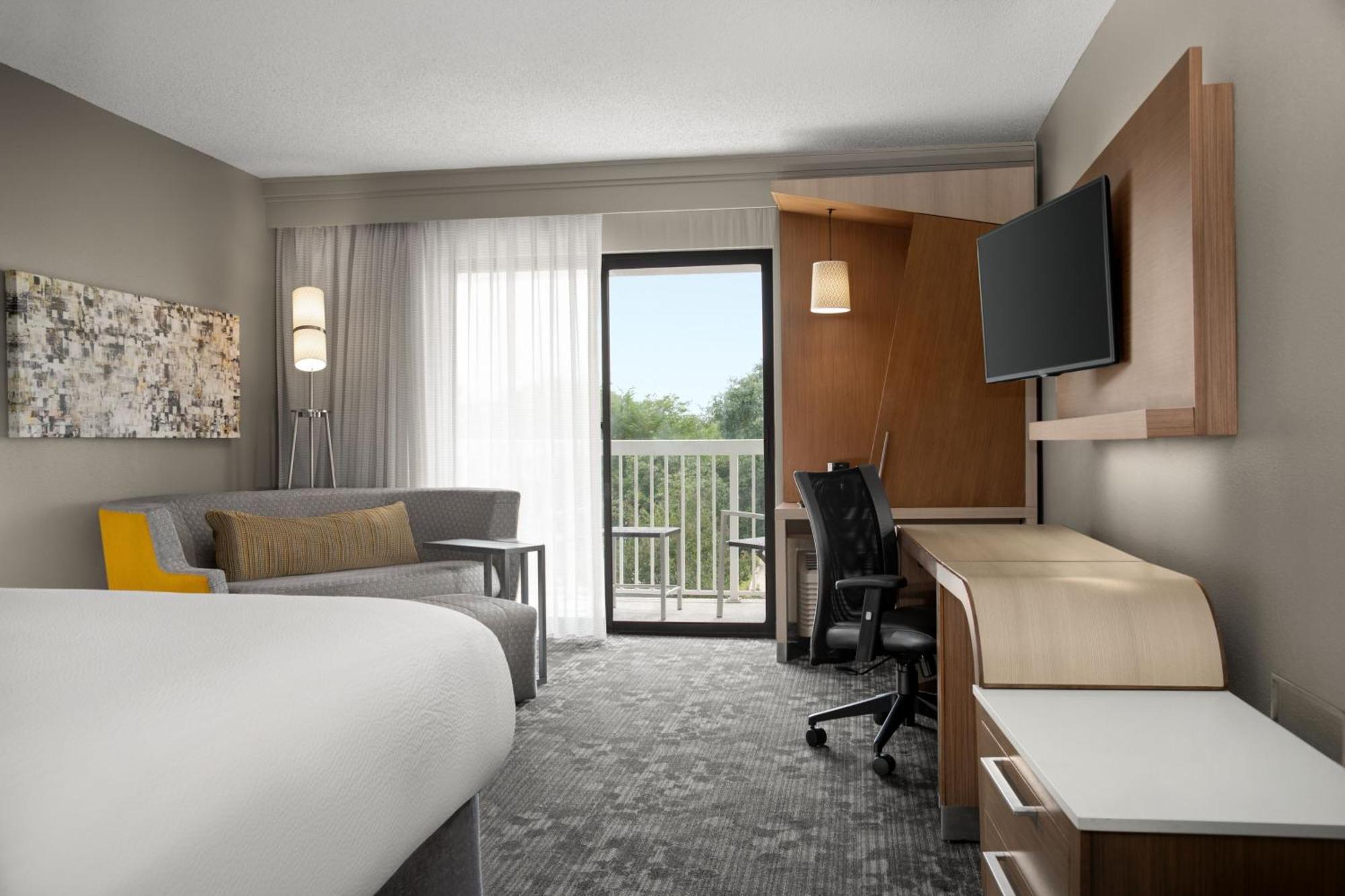 Courtyard Airport 3*