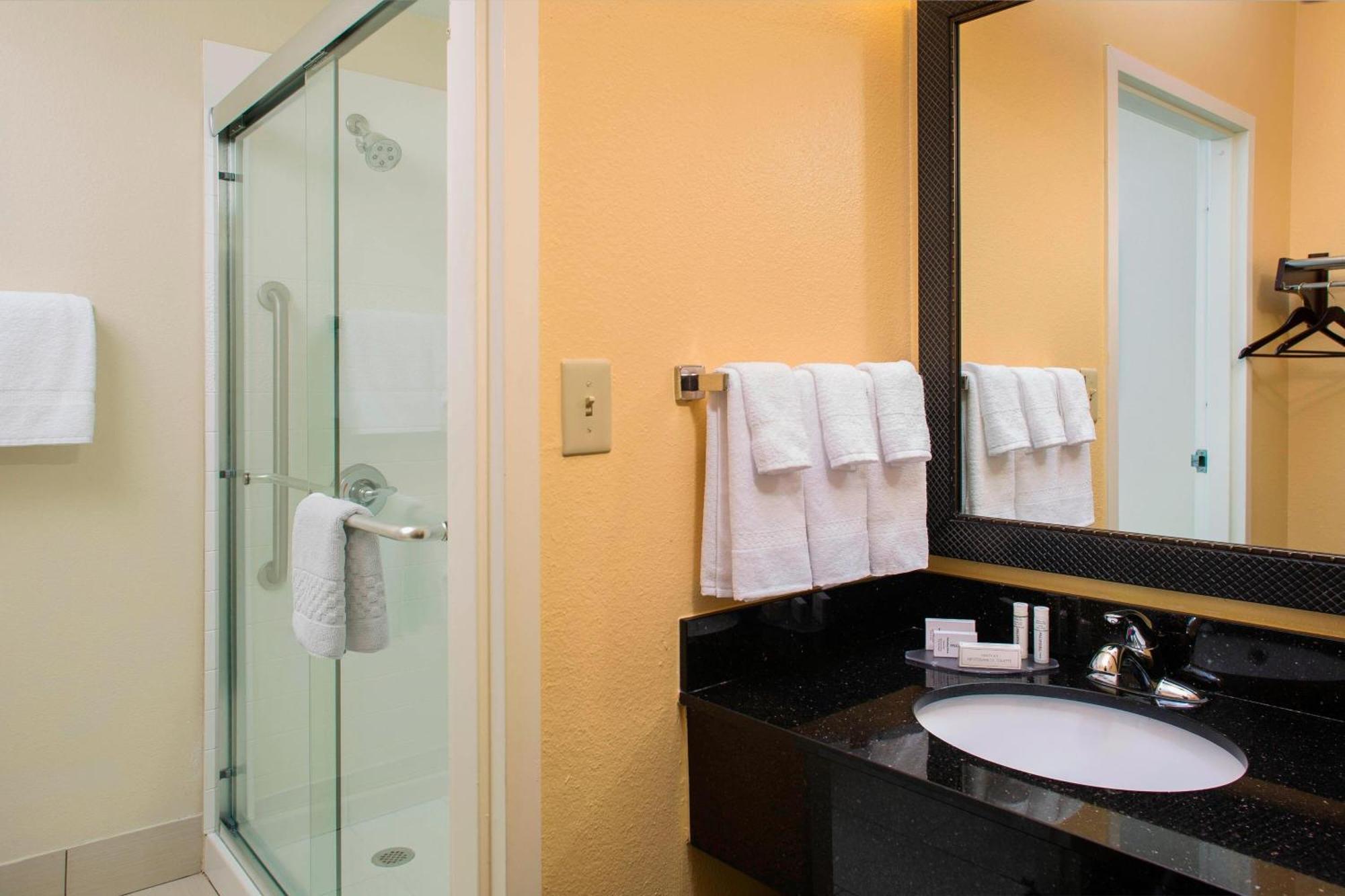 Fairfield & I-10 Hotel 3*