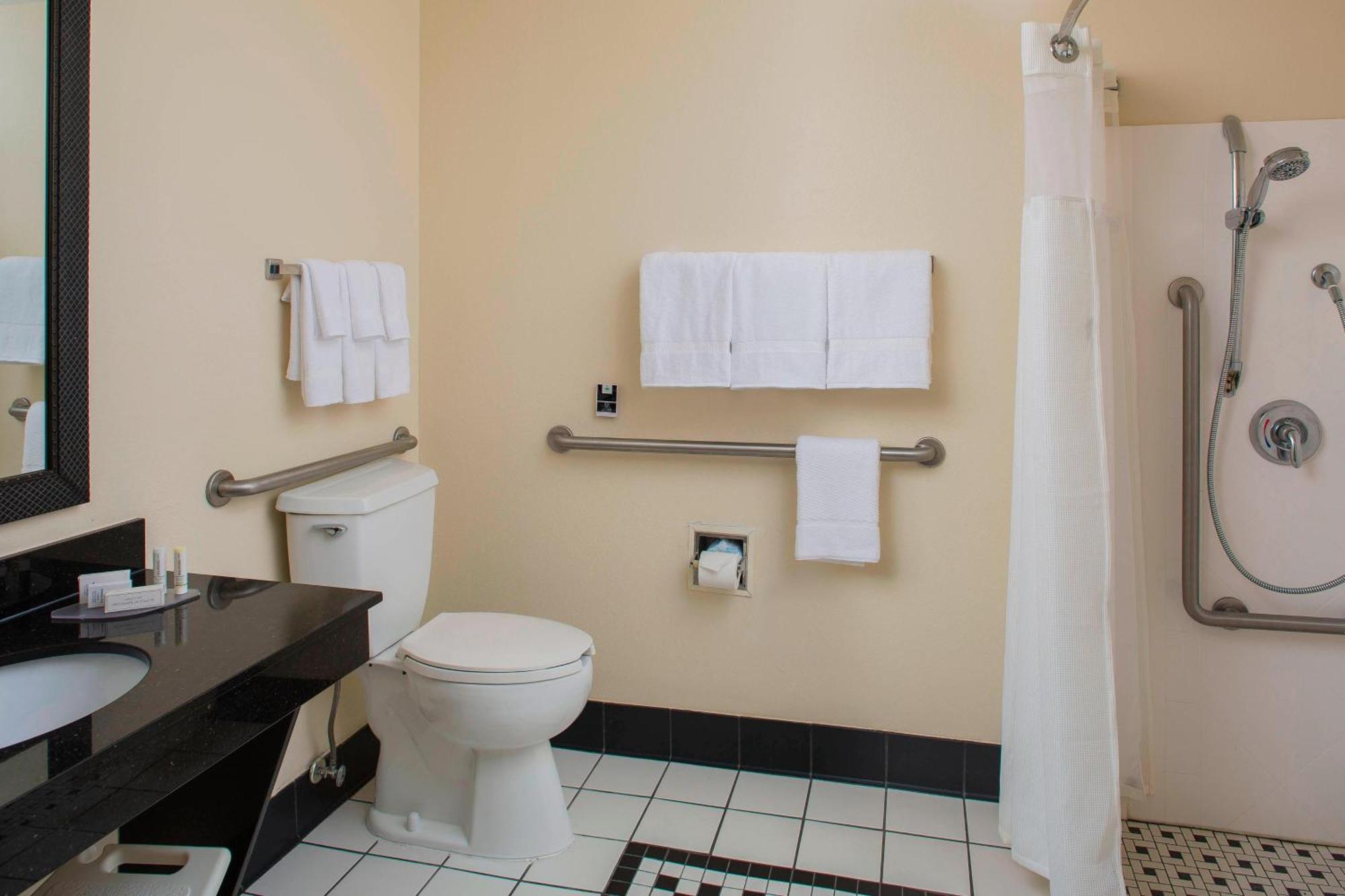 Fairfield & I-10 Hotel 3*