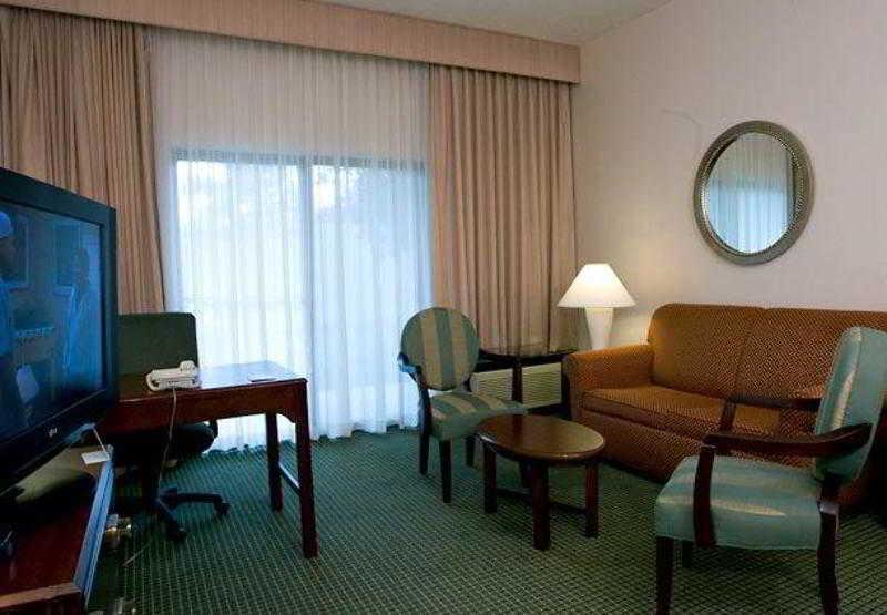 Courtyard Airport Hotel