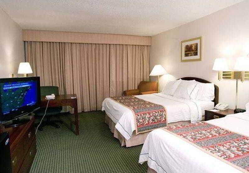 Hotel Courtyard Airport 3*