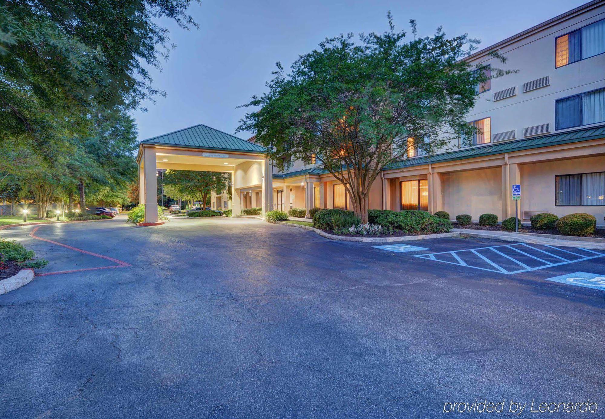 Hotel Courtyard Airport 3*