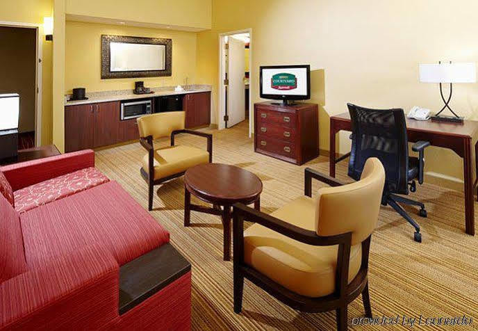 Courtyard Airport Hotel Lafayette