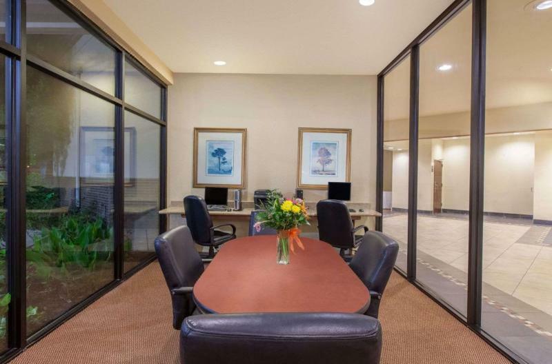 Hotel Ramada Conference Center