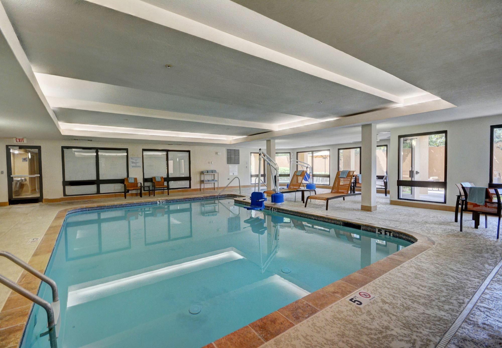 Hotel Courtyard Airport 3*