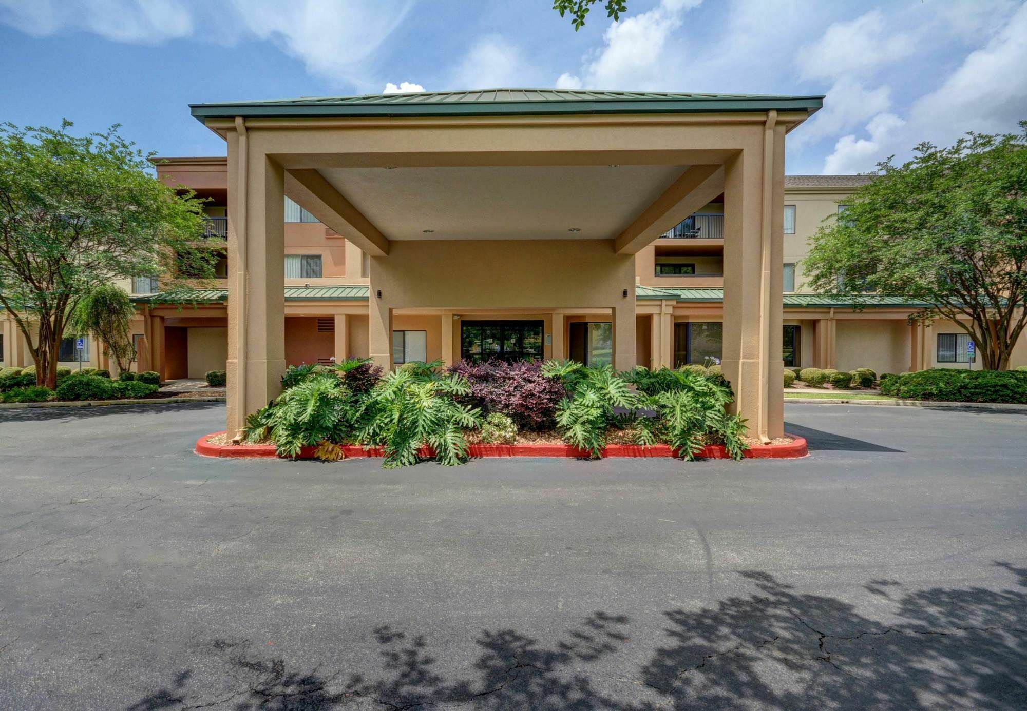 Courtyard Airport 3*