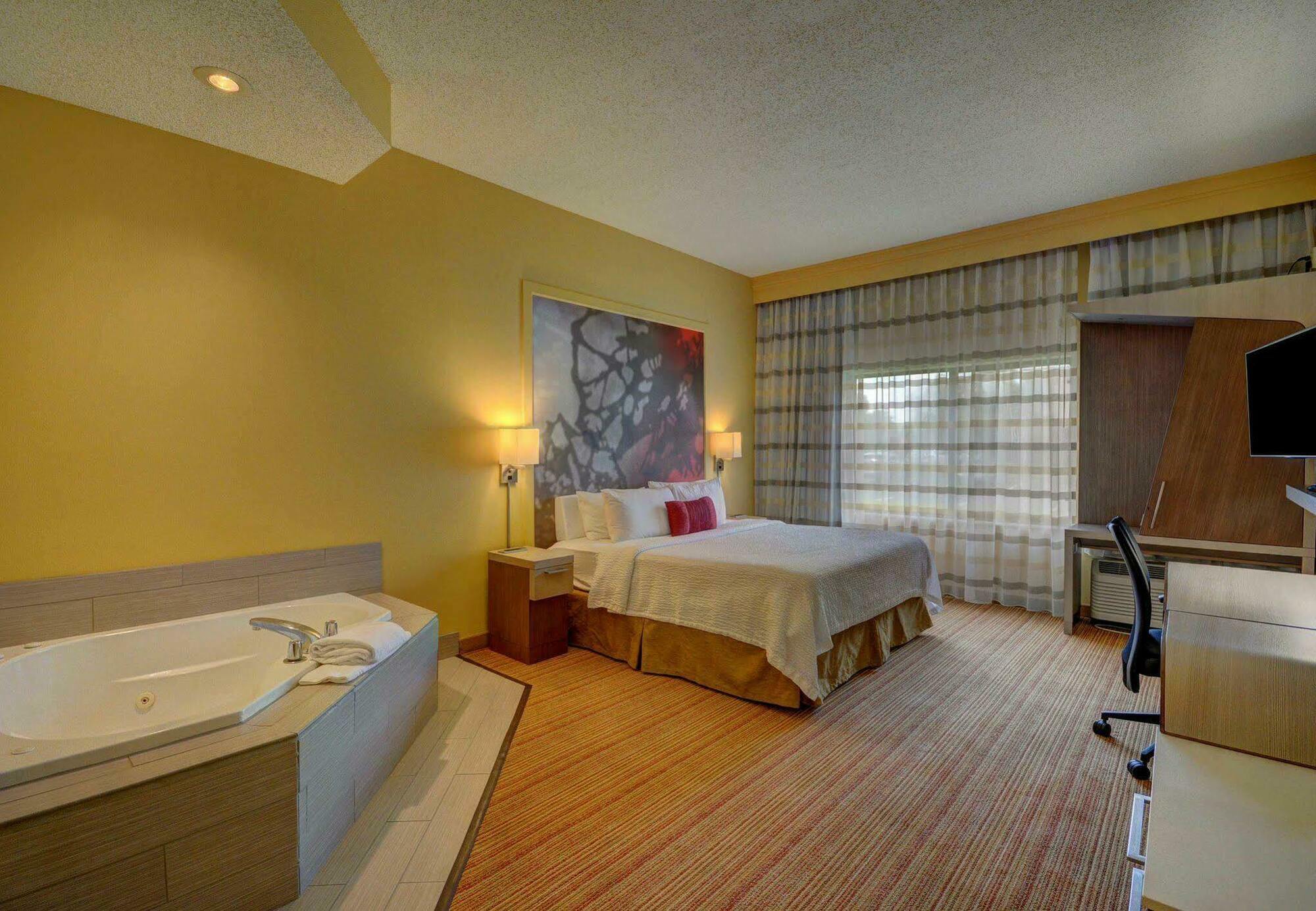 Courtyard Airport Hotel Lafayette